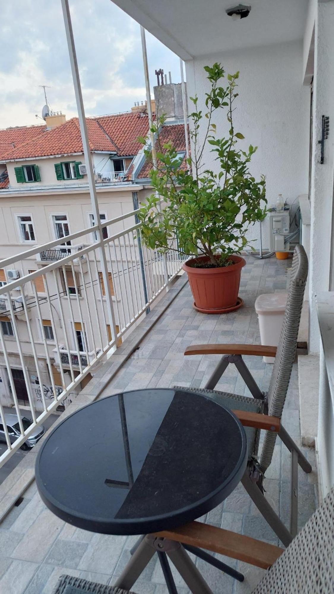 Room With Private Toilet And Balcony In City Center In Shared Apartment Split Extérieur photo